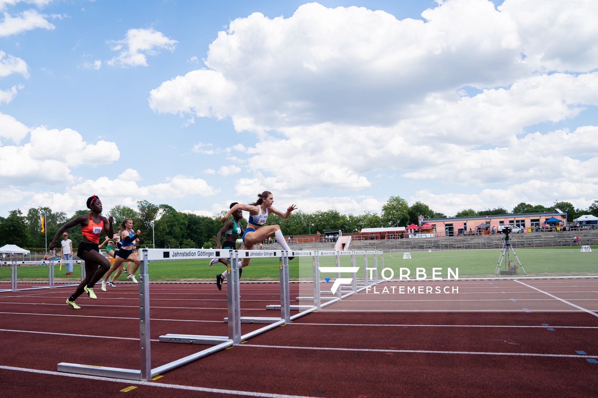 Mayleen Bartz (VfL Stade), Fortuna Ornella Nkengue (MTV Wittmund), Sandy Sakyi (SV Werder Bremen) ueber 100m Huerden am 03.07.2022 waehrend den NLV+BLV Leichtathletik-Landesmeisterschaften im Jahnstadion in Goettingen (Tag 1)